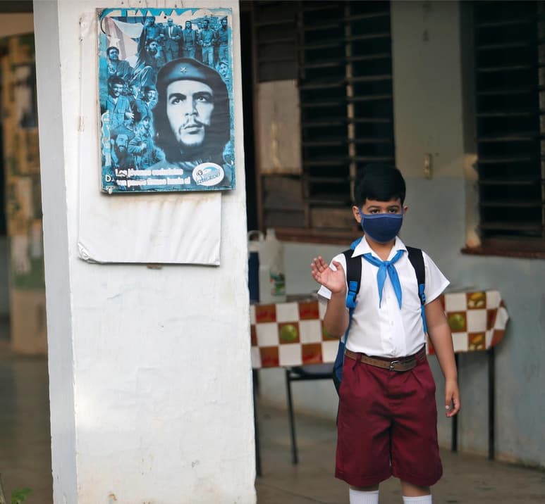 Cuba reportó este viernes 44 nuevos casos del coronavirus SARS-CoV-2, de los que 27 son autóctonos y 17 importados, entre ellos 11 viajeros rusos diagnosticados en la provincia central de Ciego de Ávila. (ARCHIVO)