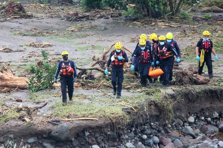 Las muertes por las lluvias en Panamá subieron a seis este viernes con el hallazgo del cuerpo de un hombre víctima de un deslave en la provincia occidental de Chiriquí, la más castigada por las precipitaciones que se registran desde hace varios días asociadas a la depresión tropical 'Eta'. (EFE) 
