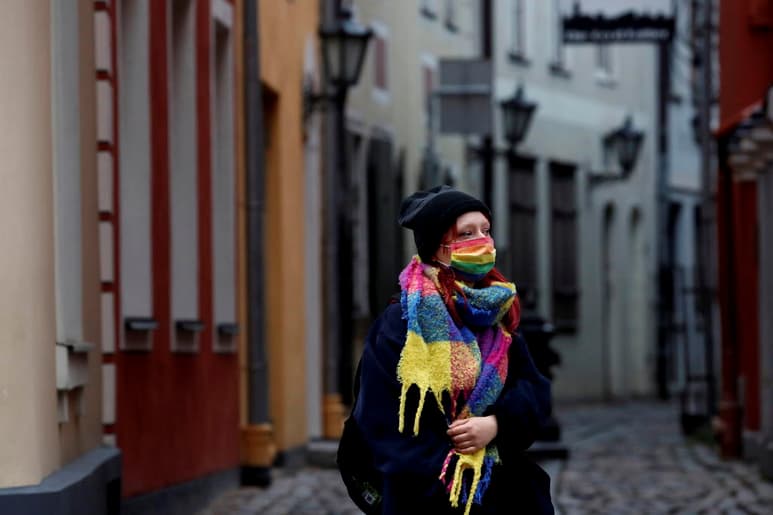 Letonia entrará el próximo lunes en un nuevo estado de emergencia con un confinamiento que incluye fuertes restricciones a la vida social y la actividad económica, en un intento de frenar la propagación del coronavirus. (ARCHIVO)
