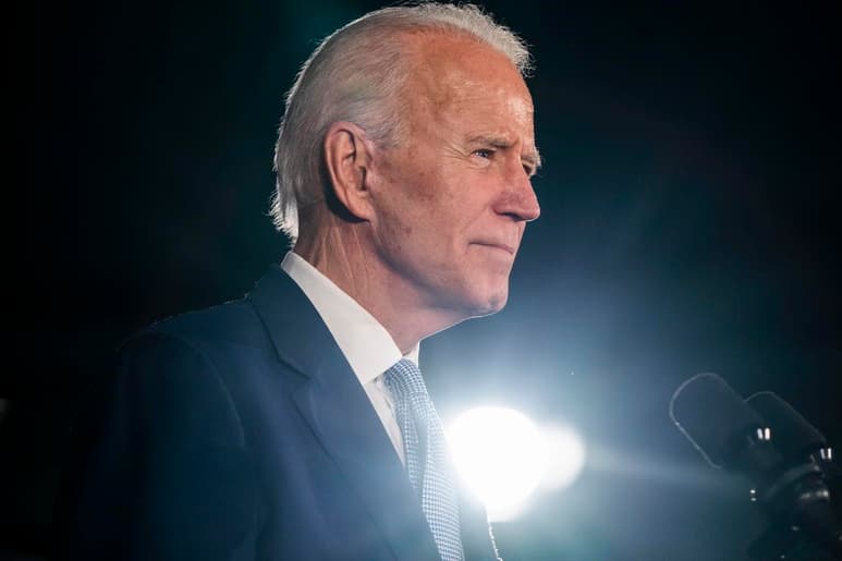 El aspirante presidencial demócrata, Joe Biden, planea dar esta noche un discurso a la nación, aunque dependerá de la evolución del conteo electoral, en el que va por delante en los estados clave de Georgia, Nevada, Arizona y Pensilvania, este último el premio más codiciado que podría entregarle la Casa Blanca. (EFE) 

 