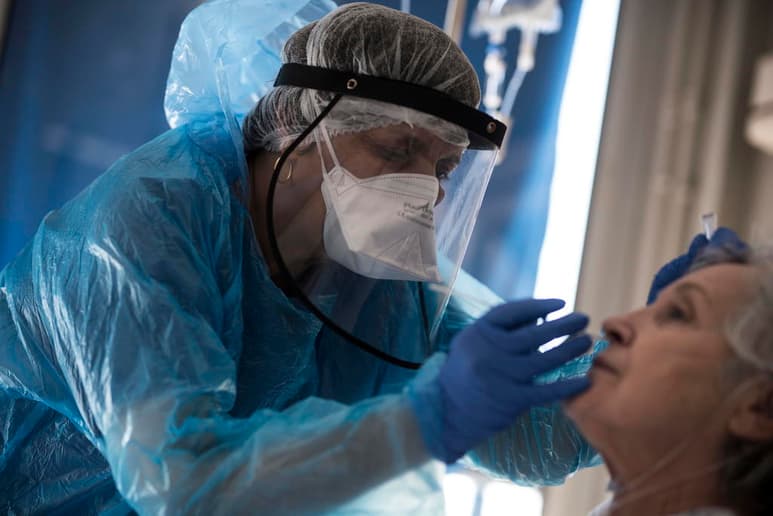 Los datos epidémicos en Francia superaron este viernes todos los récords en esta segunda ola del coronavirus tras registrar 60.486 contagios en un solo día, la cifra más alta desde que hay registros, y otras 828 muertes en hospitales y residencias. (ARCHIVO)