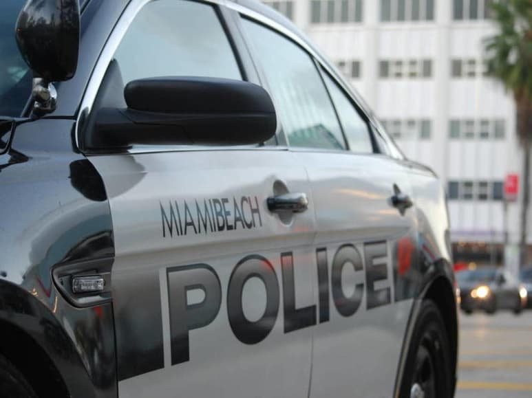 Un agente policial de la ciudad de Coral Springs, en el sur de Florida (EUA), fue suspendido con dos semanas sin sueldo por publicar dos videos en Tik Tok en los que bromeó sobre los mexicanos y que sus superiores encontraron ofensivos. (ESPECIAL)