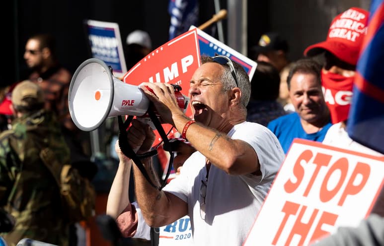 Varios cientos de simpatizantes del presidente de EUA, Donald Trump, y del candidato demócrata a la Casa Blanca, Joe Biden, se concentran este viernes a las puertas del Centro de Convenciones de Pensilvania, en el centro de Filadelfia y donde se ha centralizado el conteo de votos en este estado. (EFE)