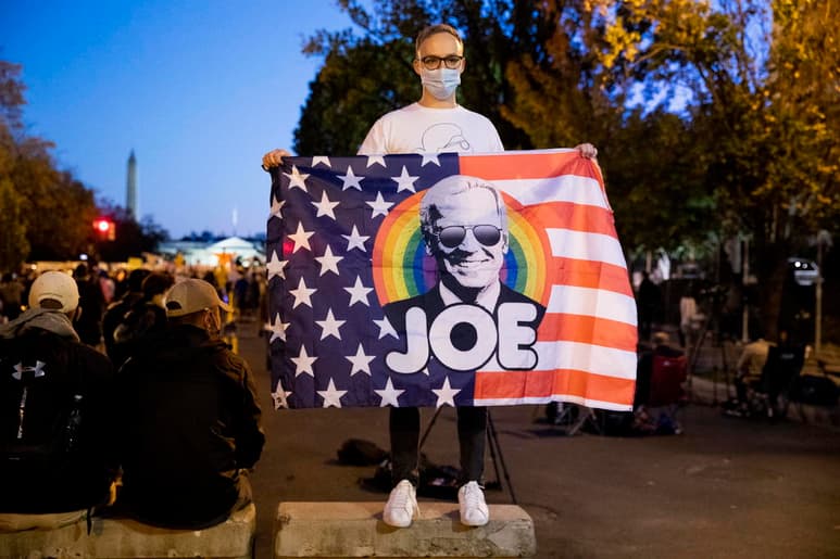Cientos de seguidores del candidato demócrata a la Casa Blanca, Joe Biden, se han acercado hasta el recinto en Wilmington (Delaware), donde se espera que dé esta noche un discurso a la nación, desafiando el frío y las medidas de seguridad adoptadas por la pandemia. (ARCHIVO)