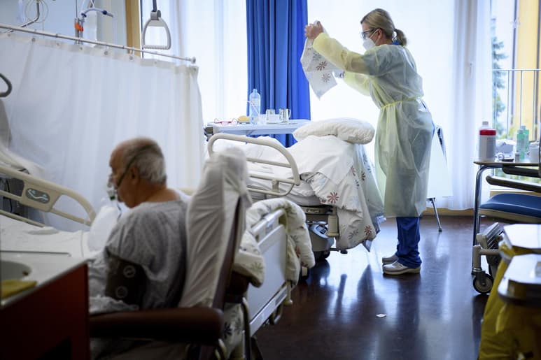 Estados Unidos alcanzó este viernes la cifra de 9,727,345 casos confirmados del coronavirus SARS-CoV-2 y la de 236,025 fallecidos por la enfermedad de la COVID-19, de acuerdo con el recuento independiente de la Universidad Johns Hopkins. (ARCHIVO)