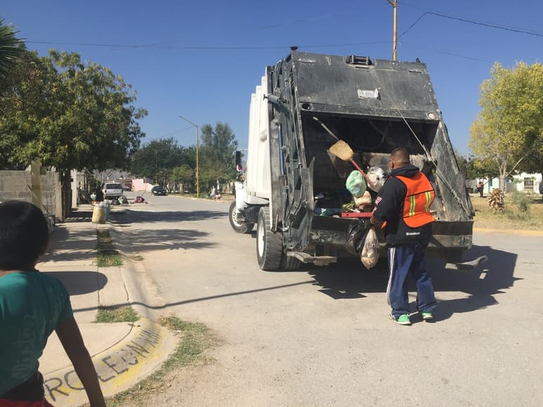 Cansados de esperar a que pasara el camión de la basura, un grupo de vecinos se organizaron y recolectaron los desechos.
