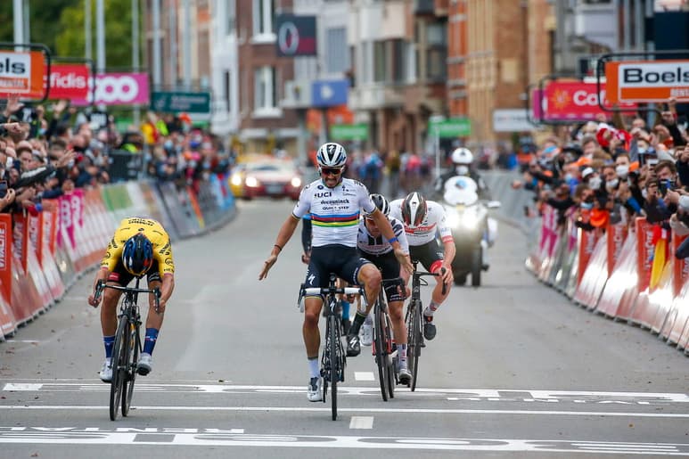 Fuerza. Alaphilippe estrena el maillot arcoíris en la Flecha Brabanzona.