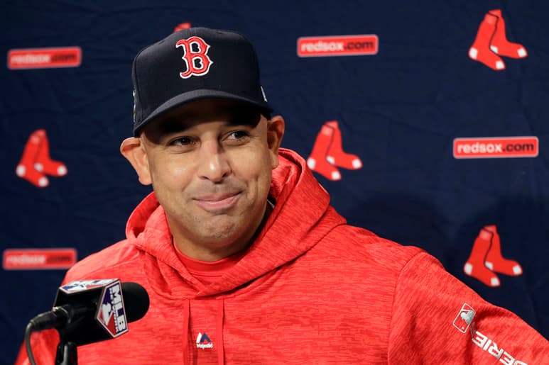 Alex Cora fue suspendido una temporada por su participación en la polémica de robo de señales de los Astros en 2017. (ARCHIVO)
