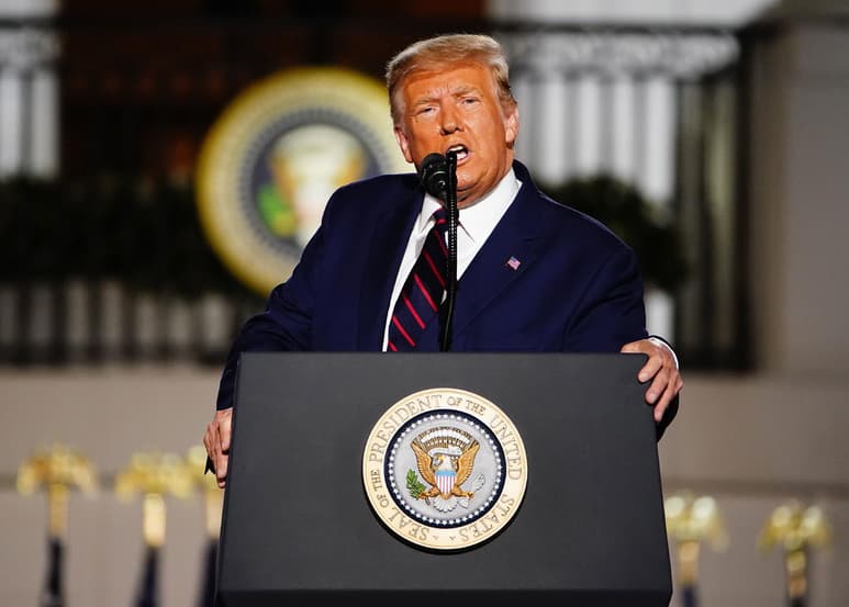 El presidente de EUA, Donald Trump, denunció este sábado sin pruebas que decenas de miles de votos recibidos 'ilegalmente' tras el cierre de los centros de votación en Pensilvania, uno de los estados más codiciados en la puja por la Casa Blanca, cambiaron 'total y fácilmente' los resultados a favor de su rival demócrata, Joe Biden.
(ARCHIVO)