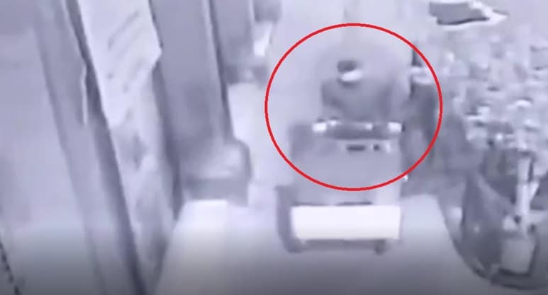 Tras tirar las cajas, Baltazar 'N' regresó a la vecindad a pedir ayuda a 'El Zúñiga' para que le ayudara a transportar los cuerpos (CAPTURA)