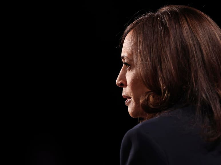 Harris, de 55 años, hija de padre jamaicano y madre india, será además la primera mujer negra que ocupará la Vicepresidencia de EUA, cuando Biden y ella lleguen a la Casa Blanca el 20 de enero de 2021. (VOGUE)