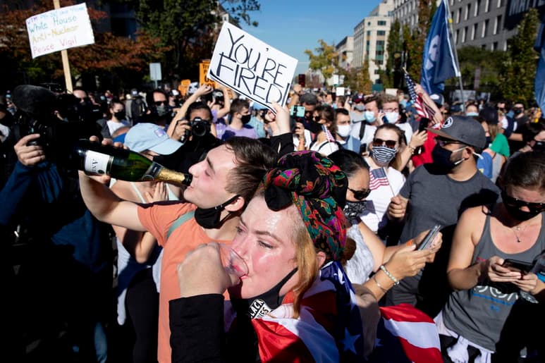 La capital estadounidense, de mayoría demócrata, vive volcada en la política por lo que al minuto después de que se conociese el fin de la Presidencia de Donald Trump sus ciudadanos se lanzaron a las calles. (EFE)
