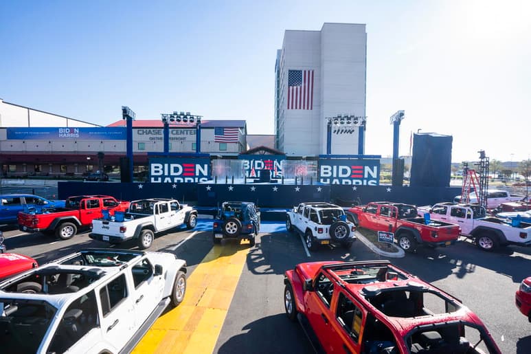Los vecinos del aspirante demócrata a la Presidencia, Joe Biden, en Wilmington, la ciudad donde creció y lanzó su carrera política, salieron este sábado a la calle a celebrar que es el ganador de las elecciones. (EFE)