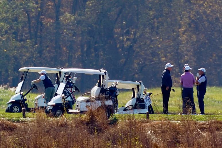 El mandatario, que se encuentra jugando a golf en su club de Sterling (Virginia), agregó que 'Joe Biden no ha sido certificado como ganador de ningún estado, y aún menos en los estados en reñida disputa que se encaminan a recuentos obligatorios, o en los que nuestra campaña ha presentado demandas legales sobre la validez y legalidad que podría determinar el vencedor final'.
(AP)