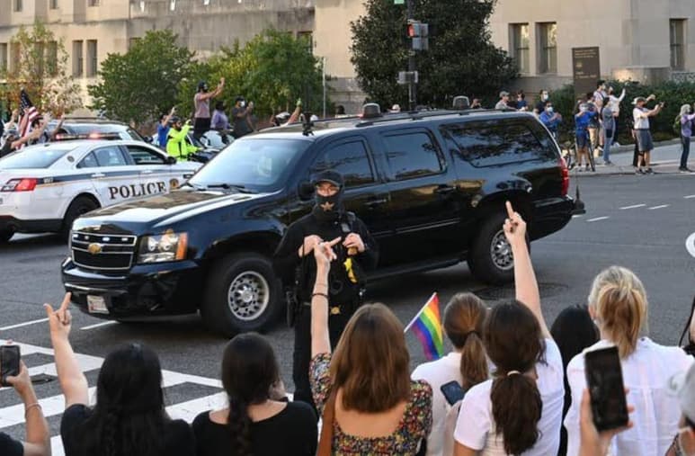 En Washington D.C, la mayoría se posicionó al exterior de la Casa Blanca para realizar cánticos y porras para celebrar que Donald Trump no continuará con su mandato en 2021. (Especial)