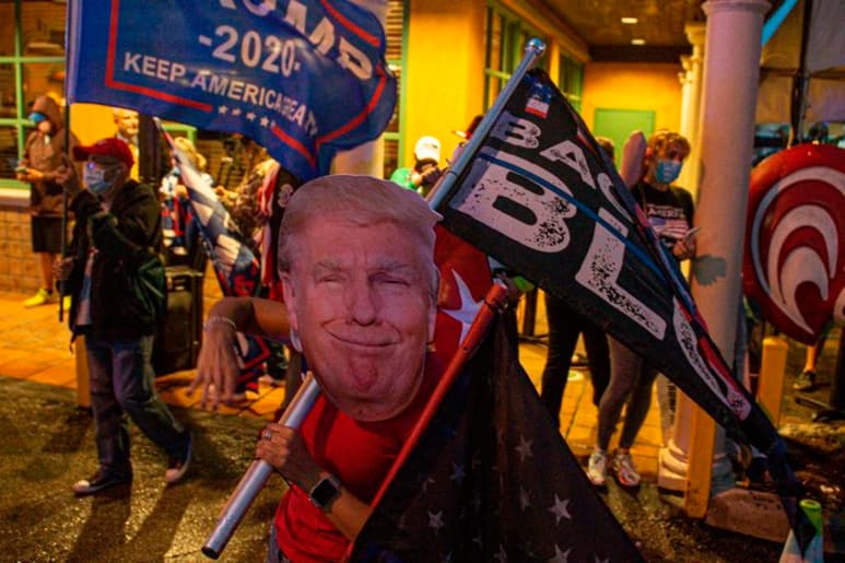 Twitter marcó este sábado como 'disputado' un tuit de Donald Trump, en el que se declaraba ganador de las elecciones presidenciales, cuando los principales medios del país ya han proyectado la victoria de su rival, el demócrata Joe Biden. (CORTESÍA)