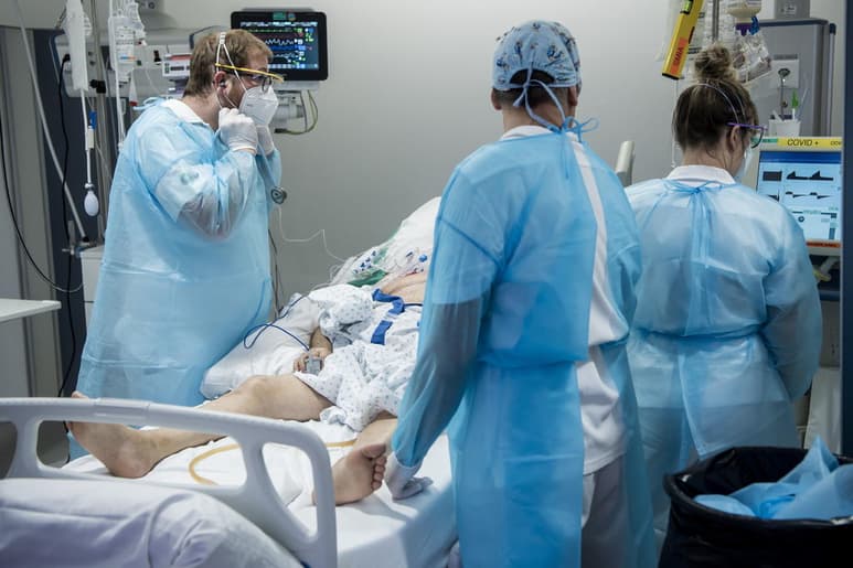 Estados Unidos alcanzó este sábado la cifra de 9,851,717 casos confirmados del coronavirus SARS-CoV-2 y la de 237,019 fallecidos por la enfermedad de la COVID-19, de acuerdo con el recuento independiente de la Universidad Johns Hopkins. (ARCHIVO)