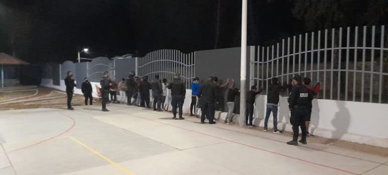 Pese a los reiterados llamados de las autorides, hubo personas que violaron la restricción de movilidad a partir de las 22:00 horas. (EL SIGLO DE TORREÓN)
