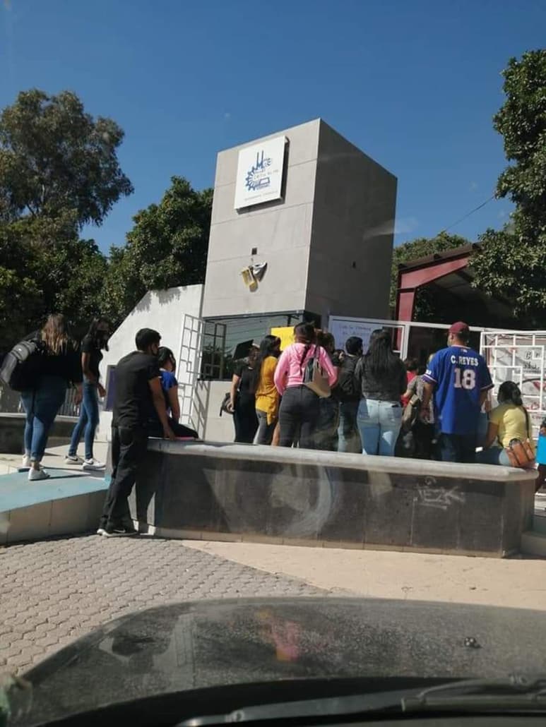 Los estudiantes denunciaron que no se les han liberado sus títulos como Técnicos en Enfermería del CBTis 196 de Matamoros. (EL SIGLO DE TORREÓN)