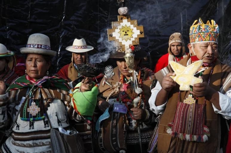 La jornada de la investidura del presidente de Bolivia, Luis Arce, comenzó este domingo con un ritual tradicional de agradecimiento a la 'Pachamama' o Madre Tierra, para pedir también a esa deidad andina que dé fuerza al nuevo gobernante. (EFE)