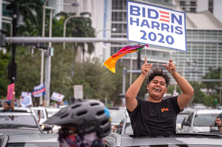 West Hollywood, uno de los epicentros de la comunidad LGTBQ en Los Ángeles y en todo Estados Unidos, estalló este sábado de alegría con la victoria de Joe Biden y Kamala Harris, entendida como un paso a favor de la diversidad y un borrón a las tensiones que han divido al país. (Especial) 