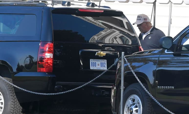 El presidente saliente de Estados Unidos, Donald Trump, sigue atrincherado en su acusación, sin evidencia, de 'fraude' electoral y regresó este domingo a su club de golf privado de Sterling (Virginia) sin reconocer su derrota en las elecciones del martes pasado, mientras el ya mandatario electo, Joe Biden, lanzó su equipo de transición. (EFE)