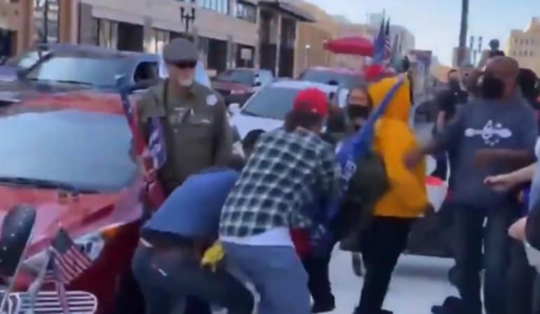 La pelea ocurrió durante una celebración de la victoria de Joe Biden (CAPTURA)