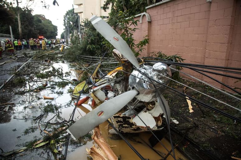 Una avioneta con ayuda humanitaria para los afectados por la depresión tropical Eta se estrelló este domingo en un sector en el sur de la Ciudad de Guatemala, por causas que se desconocen. (EFE)