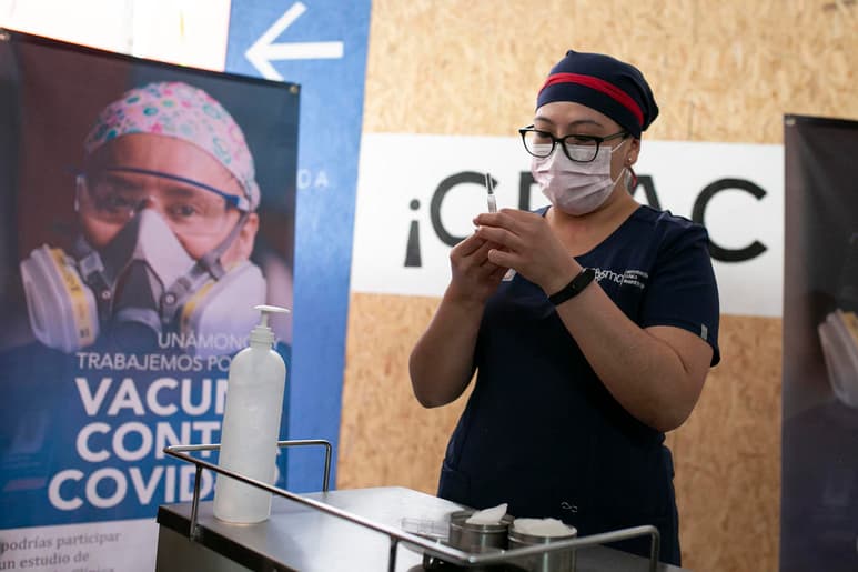 La Secretaría de Relaciones Exteriores (SRE) informó que inició la fase III de la prueba clínica de la vacuna desarrollada por CanSino Biologics en el estado de Guerrero, contra el COVID-19. (ARCHIVO)