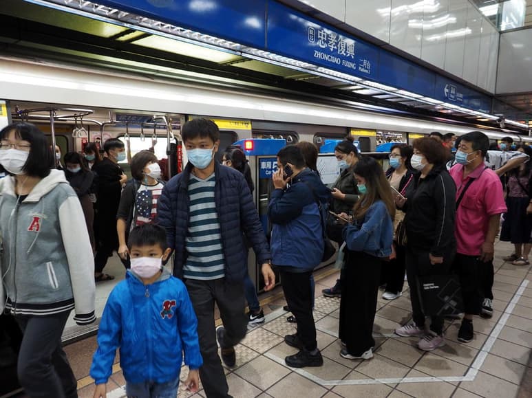 La Comisión Nacional de Sanidad de China anunció hoy que el país asiático ha diagnosticado 33 nuevos casos del coronavirus SARS-CoV-2 este domingo, uno de ellos por contagio local en la ciudad nororiental de Tianjin. (ARCHIVO)