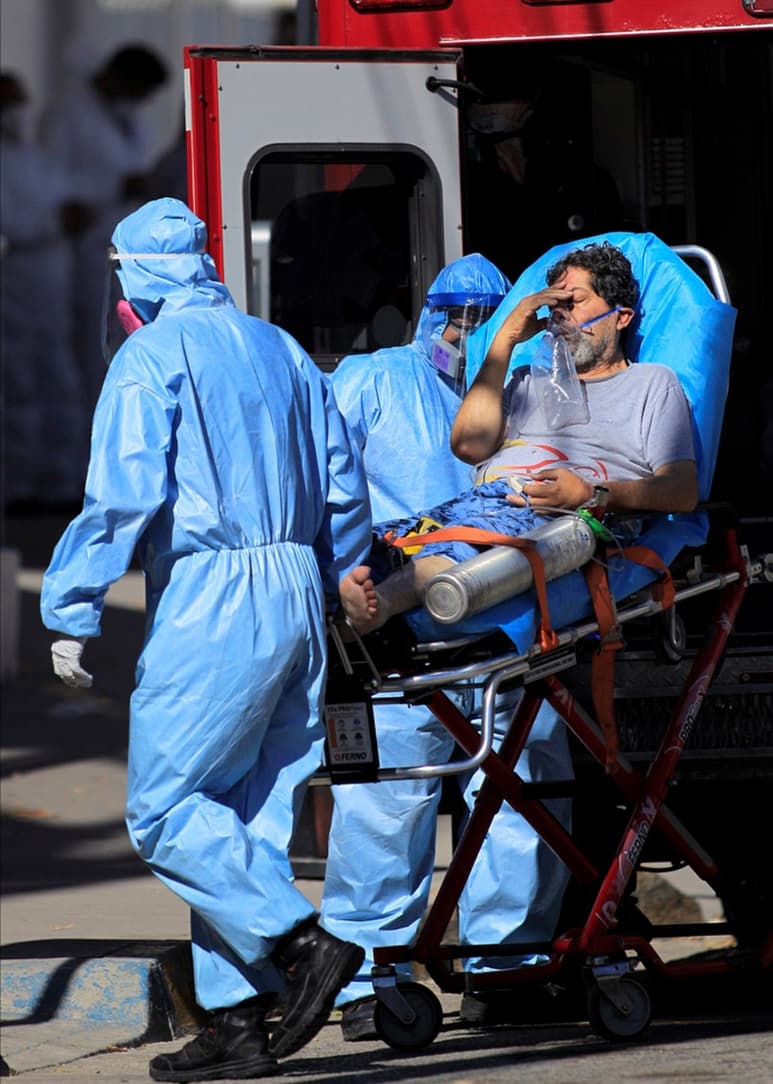 Un hombre en Ciudad Juárez es trasladado a un hospital para recibir una mejor atención médica. La Secretaría de Salud advirtió de un rebrote en algunos estados, entre estos Coahuila, Durango y Chihuahua.