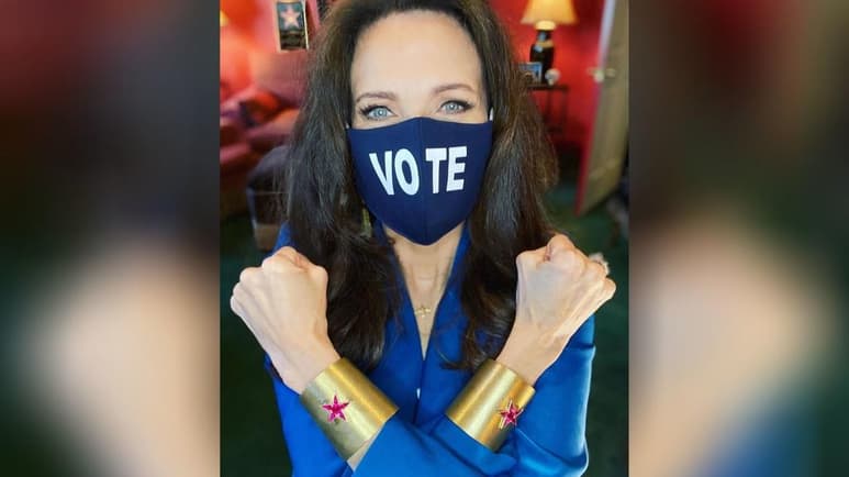 Lynda Carter celebra a Kamala Harris con poder de la 'Mujer Maravilla'. (ESPECIAL)