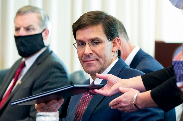 Anunció este lunes el despido fulminante del secretario de Defensa, Mark Esper, dos días después de que se conociera su derrota en las elecciones del pasado 3 noviembre.