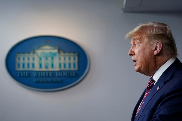 El presidente de Estados Unidos, Donald Trump, sigue sin reconocer su derrota electoral, aferrado a sus denuncias de fraude no demostradas y dividiendo a los republicanos y a su círculo íntimo entre quienes le piden ceder a la evidencia y quienes le animan a seguir con sus reclamos. (ARCHIVO)