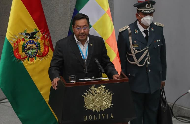 El presidente de Bolivia, Luis Arce, nombró este lunes a su primer gabinete de ministros en el inicio de su Gobierno, con trece hombres, tres mujeres y el anuncio de que una cuarta asumirá la cartera de Culturas que ha prometido reponer. (EFE)