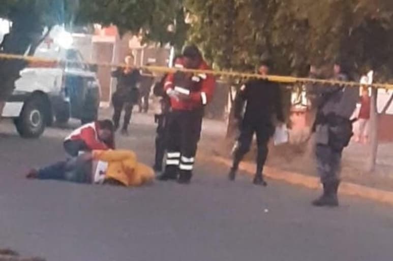 El periodista Israel Vázquez Rangel falleció este lunes por la tarde en el hospital de Pemex, después de que fuera atacado a balazos cuando realizaba la cobertura informativa de un hecho delictivo en la colonia Villa Salamanca 400, en esta ciudad. (ESPECIAL)