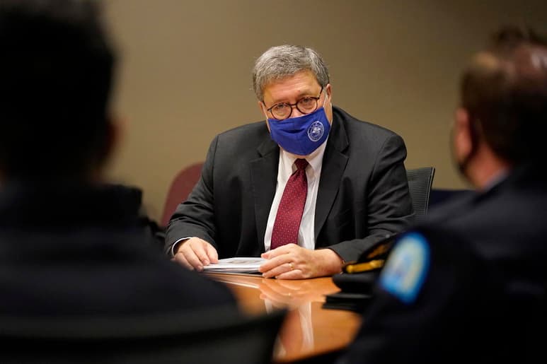 El secretario de Justicia William Barr ha autorizado a los fiscales federales de todo el país investigar “acusaciones sustanciales” de irregularidades en la votación antes de que se certifique la elección presidencial de 2020, a pesar de que hay poca evidencia de fraude. (ARCHIVO)