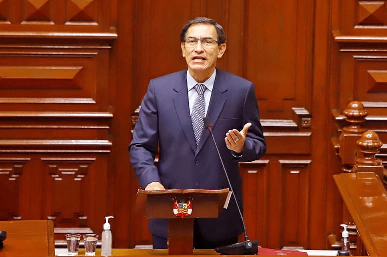 El Congreso de Perú depuso este lunes al presidente Martín Vizcarra, después de que el pleno del Parlamento lo declarara 'incapaz moral' en el juicio político abierto en su contra y decretara su destitución. (EFE)