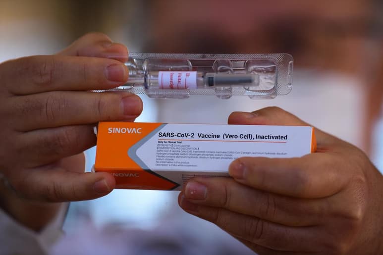 La Agencia Nacional de Vigilancia Sanitaria (Anvisa) de Brasil informó este lunes que determinó la suspensión temporal de los ensayos clínicos en el país de la vacuna contra el coronavirus desarrollada por el laboratorio chino Sinovac, tras ser notificada de la ocurrencia de un 'evento adverso grave'. (ARCHIVO)