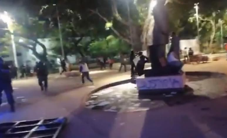 En varios videos de redes sociales se apreciar cómo las personas que se manifestaban, en su mayoría jóvenes, corren y se intentan esconder mientras se escuchan las detonaciones de las armas de fuego.
(TWITTER)