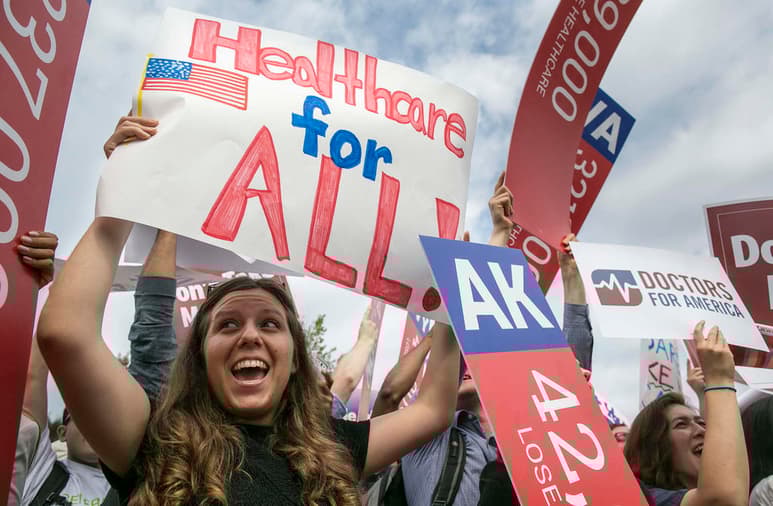 Biden defenderá la ley de salud promulgada durante la administración de Barack Obama mientras la Corte Suprema estudia un caso que podría revocarla. (ARCHIVO)