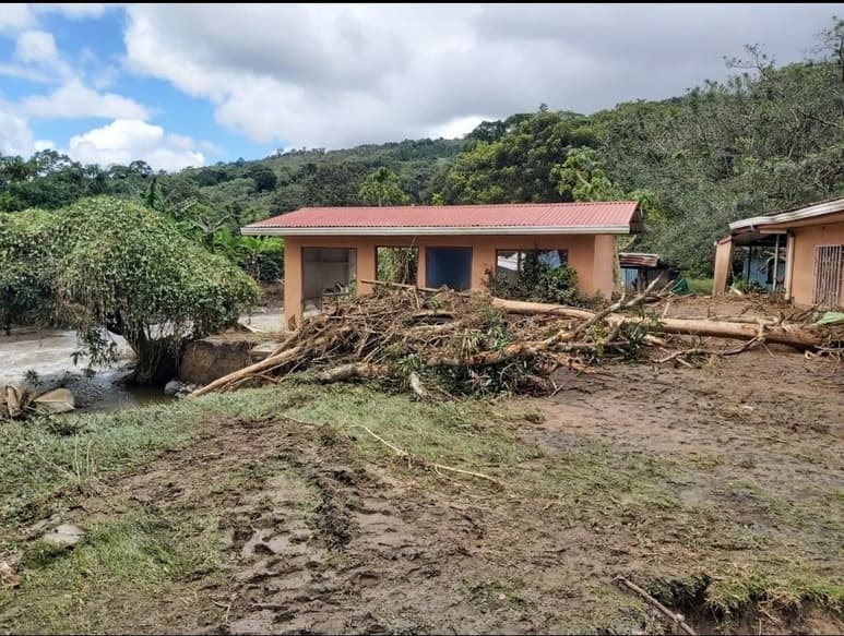 El presidente de Costa Rica, Carlos Alvarado, decretó este martes el estado de emergencia con el fin de agilizar la atención de los daños causados la semana pasada por la influencia indirecta del huracán 'Eta'. (CORTESÍA)