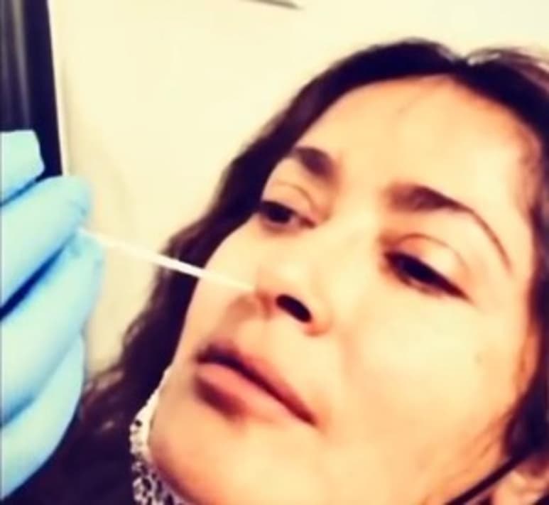 En estos tiempos de pandemia, ni las luminarias se han salvado de sufrir inconvenientes a la hora de trabajar, ya que todos tienen que pasar por constantes pruebas del COVID-19 y entre ellas se encuentra Salma Hayek, quien subió un video a sus redes sociales en donde muestra esos momentos en que tiene que prestarse para que le realicen dicho examen. (Instagram)