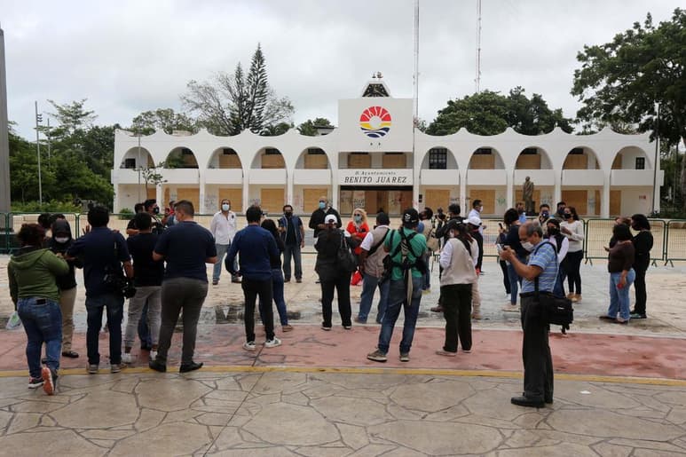 Cerca de 50 periodistas de Cancún se manifestó hoy en el Monumento de las Estrellas y los Caracoles, en contra de la disuasión armada a cargo de la policía municipal bajo la figura del Mando Único, para disuadir una protesta convocada ayer en contra del feminicidio de la joven Bianca Alejandrina 'Alexis'. (EFE)