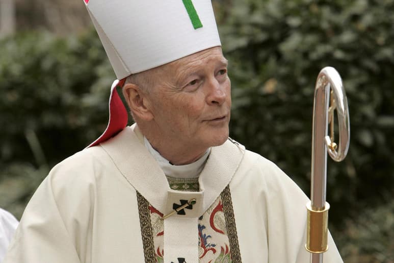 El Vaticano publicó hoy la investigación sobre el exarzobispo de Washington Theodore McCarrick, de 90 años, expulsado del sacerdocio y del colegio cardenalicio por Francisco por abusos a menores, en el que se explica que el papa argentino conocía 'sólo de oídas' su 'comportamiento inmoral con adultos' y que Juan Pablo II y Benedicto XVI, a pesar de los continuos rumores, dejaron pasar el asunto al ser mal informados o no tener pruebas ciertas. (ARCHIVO)