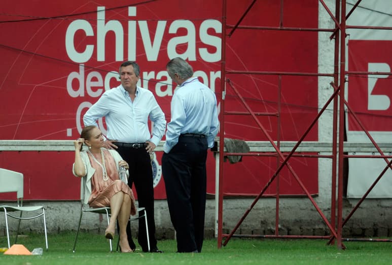 Angélica Fuentes, exesposa de Jorge Vergara, quien fuera dueño de Chivas, reveló que el empresario la amenazó de echarle a toda la afición en su contra, la culpó de haber contraído su enfermedad (Parkinson) y que no era la madre biológica de sus hijas. (ARCHIVO)