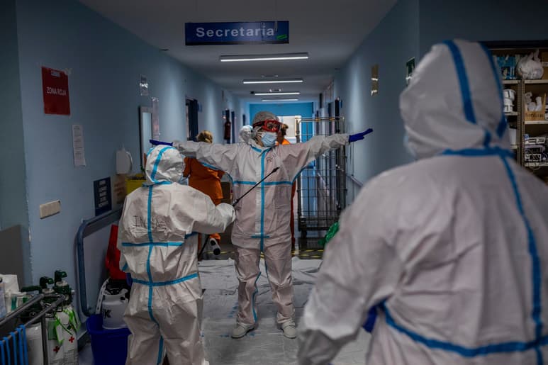 Europa se está quedando sin camas, sin médicos y enfermeras para atender las UCI. (AP)