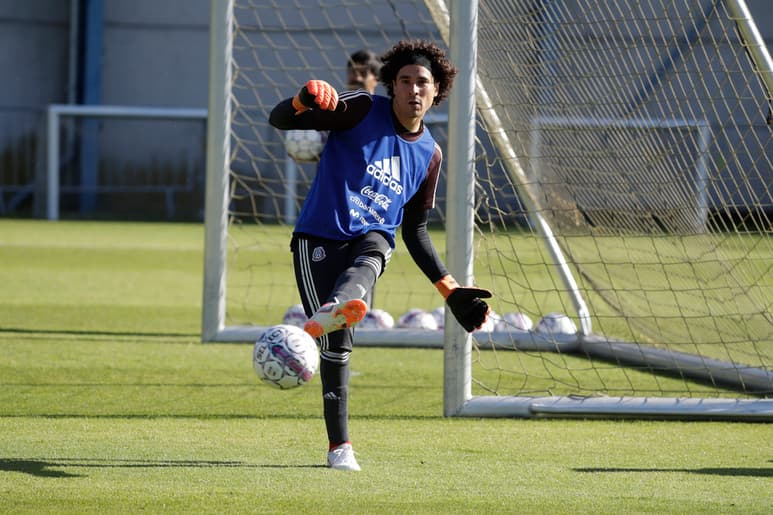 Guillermo Ochoa, portero de las Águilas del América, indicó que en Europa no es conocido a fondo el futbol mexicano. (ARCHIVO)