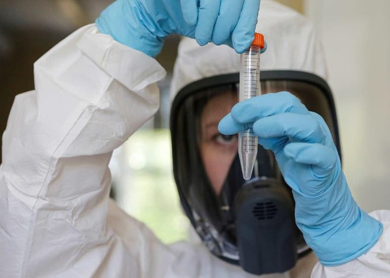 Este resultado se obtuvo en una investigación con más de 16,000 voluntarios, 21 días después de recibir la primera dosis de la vacuna. (ARCHIVO)