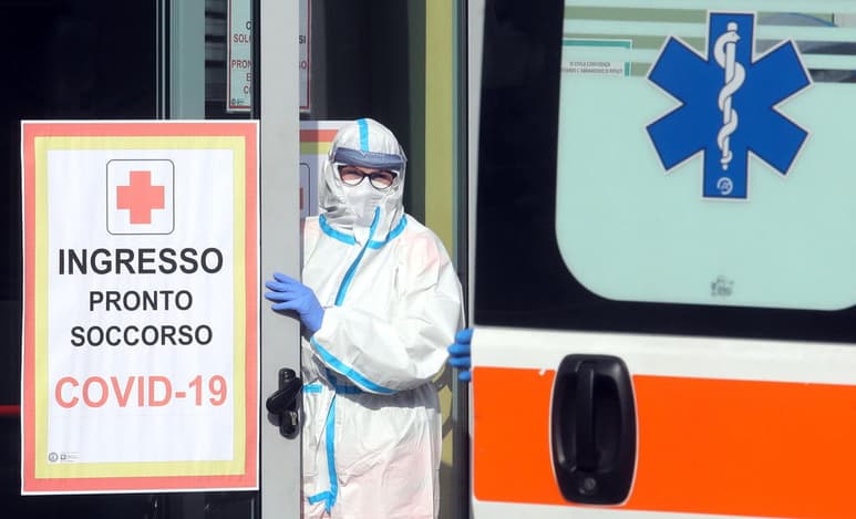 Italia ha superado este miércoles el millón de casos de coronavirus desde febrero, cuando comenzó la emergencia nacional, tras sumar 32,961 nuevos infectados en las últimas veinticuatro horas y comunicar 623 fallecidos, el peor dato desde el 6 de abril cuando hubo 636 defunciones. (ARCHIVO)